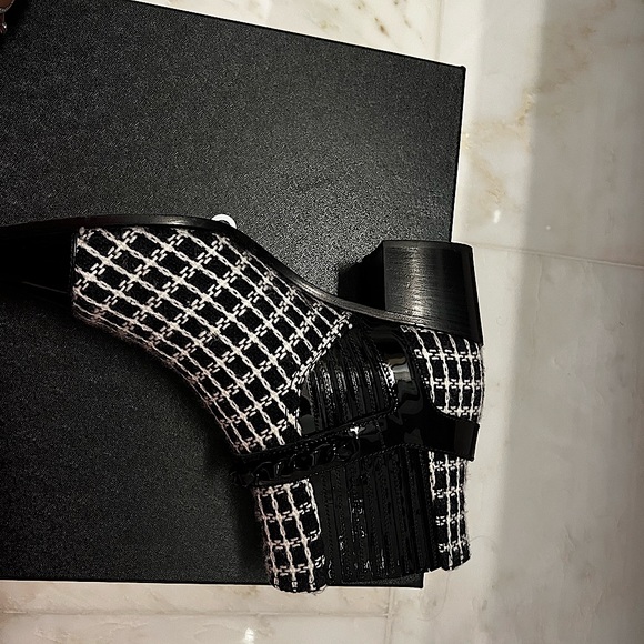 New auth Chanel ankle boots. Worn once! tweed!! Chanel chain. S/9, fits like 8.5 - Picture 2 of 8